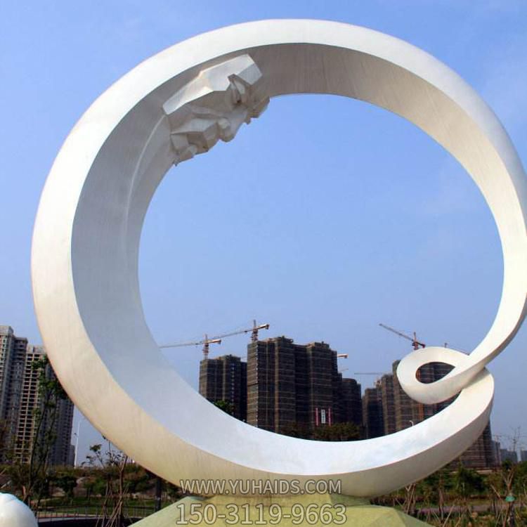 別墅廣場(chǎng)擺放不銹鋼創(chuàng  )意圓環(huán)水景雕塑