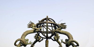 不銹鋼噴金烤漆創(chuàng  )意鏤空渾天儀雕塑
