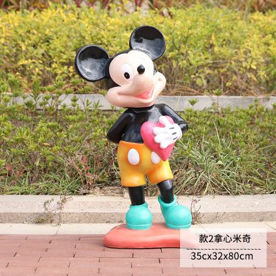電影院一只拿著(zhù)愛(ài)心的玻璃鋼米老鼠雕塑