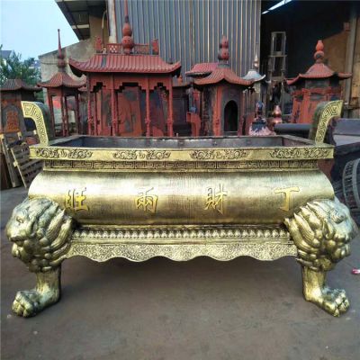 道觀(guān)室外擺放長(cháng)形漆金平口鼎香爐