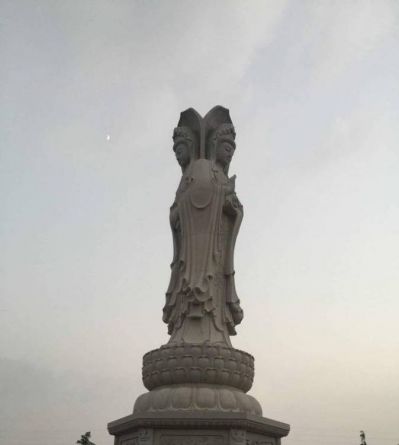 三面觀(guān)音石雕像