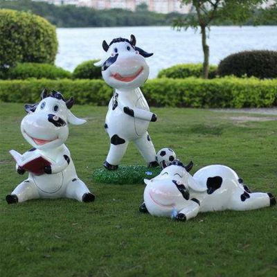 玻璃鋼噴漆卡通奶?？磿?shū) 踢足球趴著(zhù)玩耍幼兒園組合小品