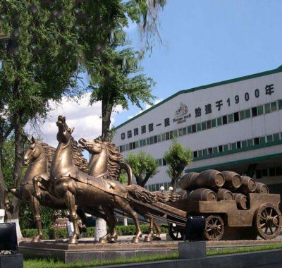 企業(yè)廣場(chǎng)鑄造純銅漆金馬車(chē)拉木桶馬車(chē)雕塑