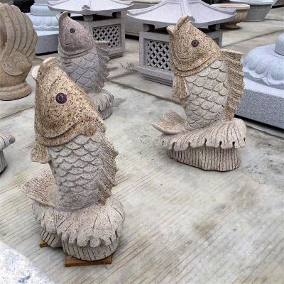 庭院擺放的青石石雕創(chuàng  )意噴水雕塑