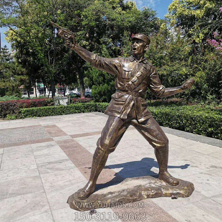 打仗的八路軍戰士，玻璃鋼仿銅人物像雕塑