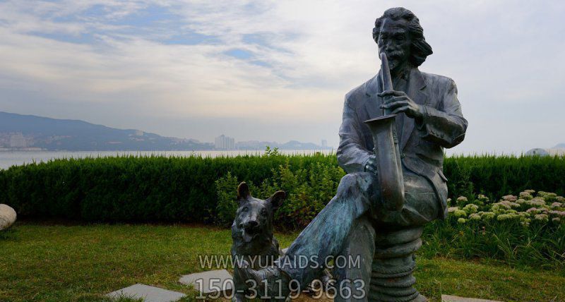 公園廣場(chǎng)創(chuàng )意不銹鋼仿銅坐在男人身旁聽(tīng)音樂(lè )的狗雕塑