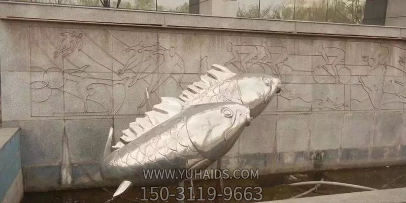 噴泉里擺放的雙頭玻璃鋼創(chuàng )意鯉魚(yú)雕塑
