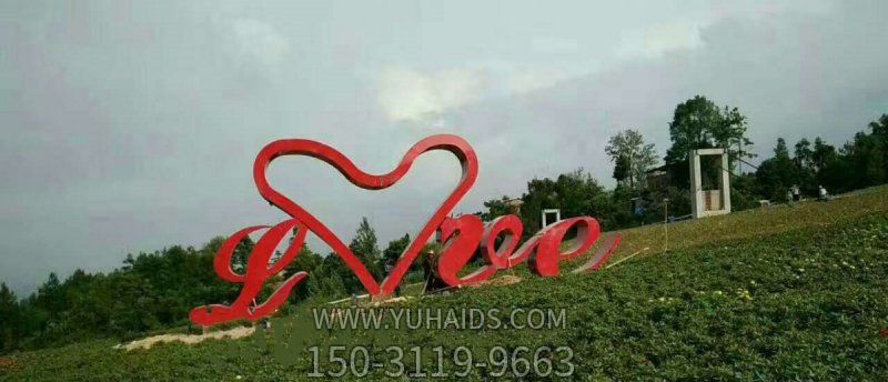 園林里擺放的不銹鋼創(chuàng )意LOVE雕塑