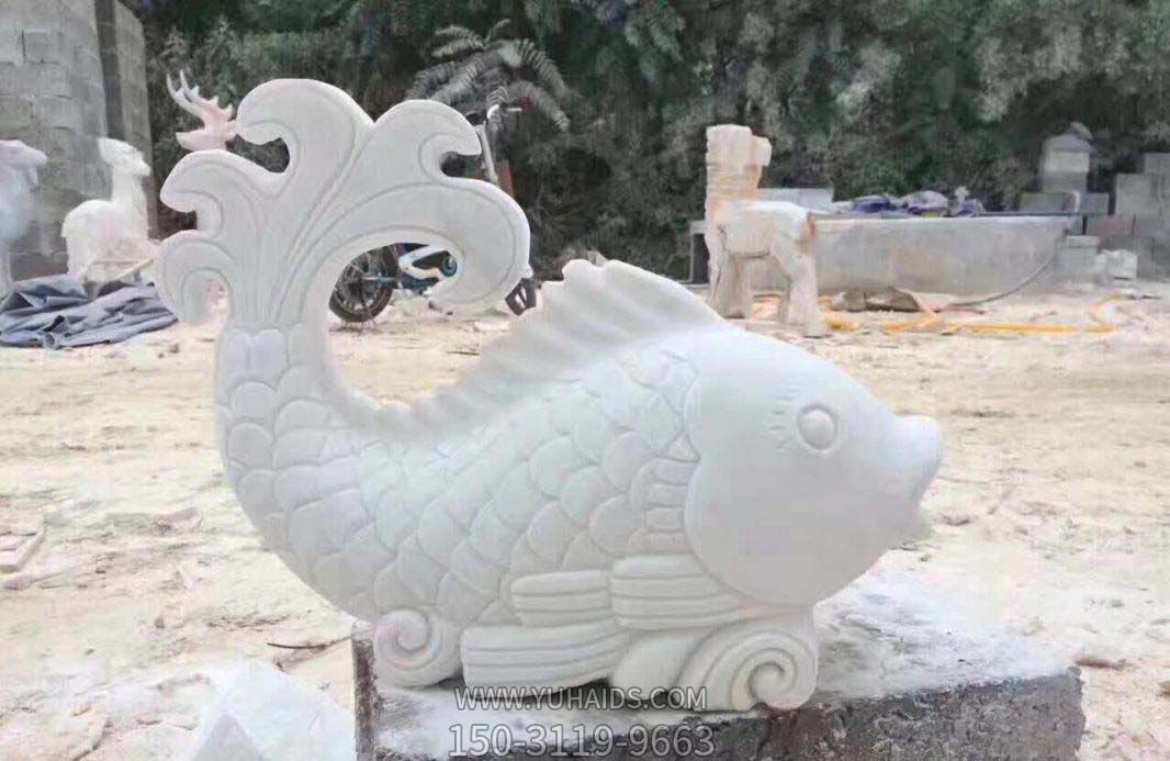 公園里擺放的鯉魚(yú)漢白玉石雕創(chuàng )意噴水雕塑