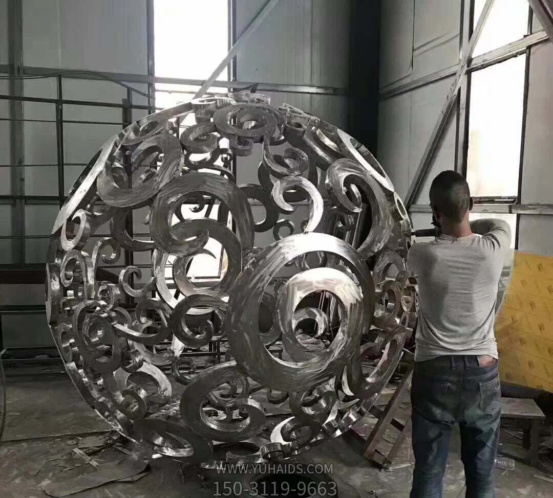 不銹鋼鏤空抽象景區戶(hù)外球體雕塑