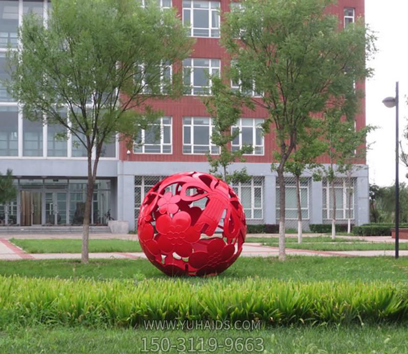 公園創(chuàng )意草坪玻璃鋼抽象鏤空球雕塑