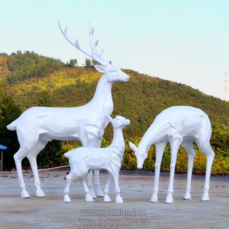 玻璃鋼公園一家三口戶(hù)外玩耍的梅花鹿雕塑