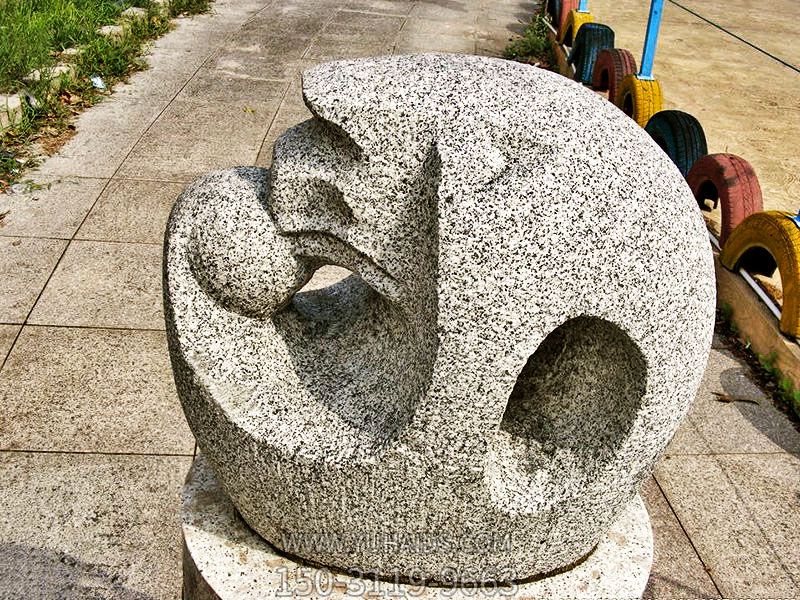 小區門(mén)口擺放創(chuàng )意鏤空擋車(chē)花崗巖石雕塑
