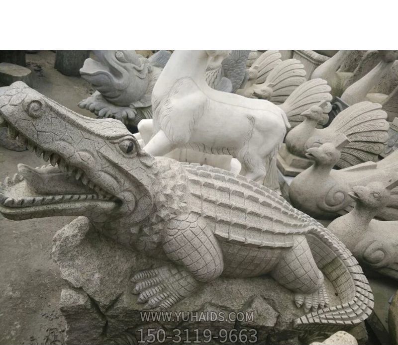 公園擺放的趴著(zhù)的青石石雕創(chuàng )意鱷魚(yú)雕塑