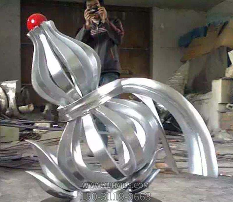 小區不銹鋼鏤空創(chuàng )意葫蘆雕塑