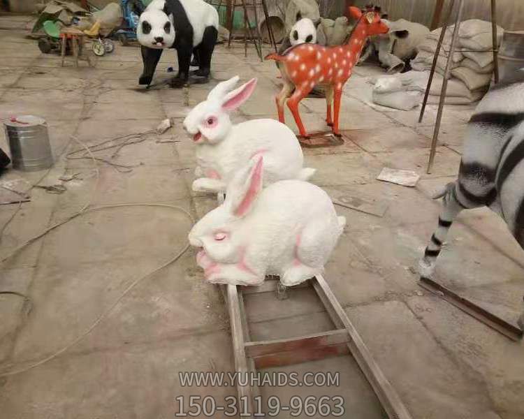 兒童游樂(lè )園擺放玻璃鋼卡通仿真兔子雕塑