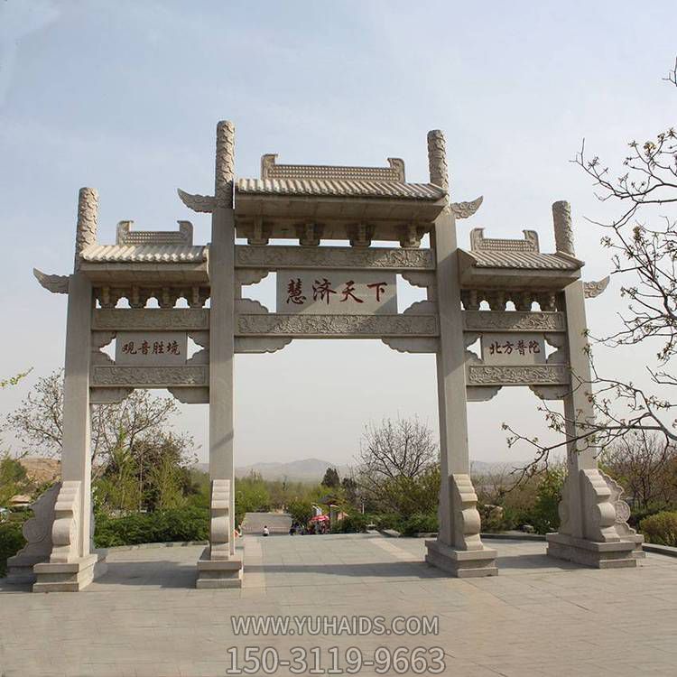 砂巖浮雕鏤空刻字景區入口擺放仿古建三門(mén)牌坊雕塑