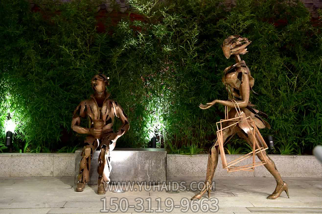 公園街邊不銹鋼仿銅夜晚活動(dòng)的人物景觀(guān)雕塑