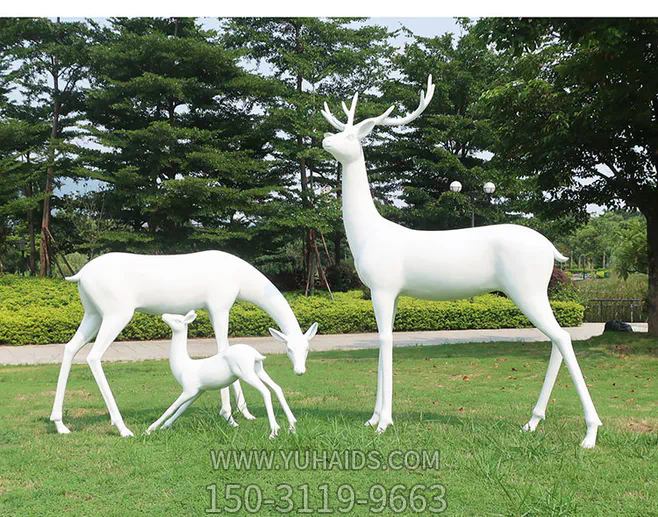 公園草坪創(chuàng )意玻璃鋼一家三口白色梅花鹿雕塑