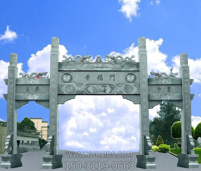 廣場(chǎng)景觀(guān)擺放三門(mén)青石柱牌坊雕塑