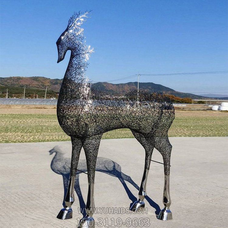 景區戶(hù)外擺放創(chuàng  )意大型不銹鋼鏤空鹿雕塑