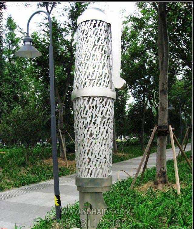 公園創(chuàng )意有趣筆尖朝下的鋼筆雕塑