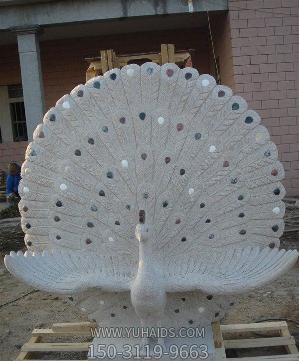 公園里開(kāi)屏展翅的玻璃鋼創(chuàng )意孔雀雕塑