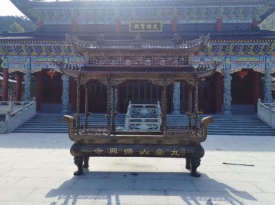 大雄寶殿前擺放二層鑄鐵浮雕長(cháng)形香爐