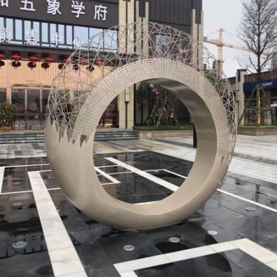 校園廣場(chǎng)不銹鋼創(chuàng  )意鏤空圓環(huán)雕塑