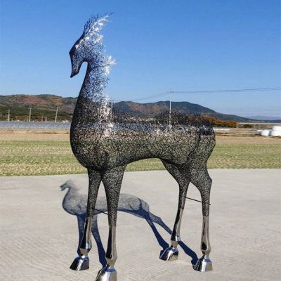 景區戶(hù)外擺放創(chuàng  )意大型不銹鋼鏤空鹿雕塑