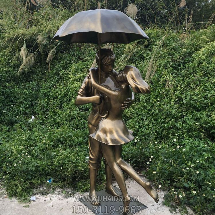 玻璃鋼情侶雕塑，撐傘擁抱的小情侶