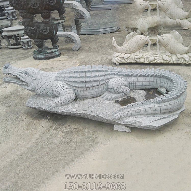 動(dòng)物園戶(hù)外水池擺放青石雕刻鱷魚(yú)雕塑