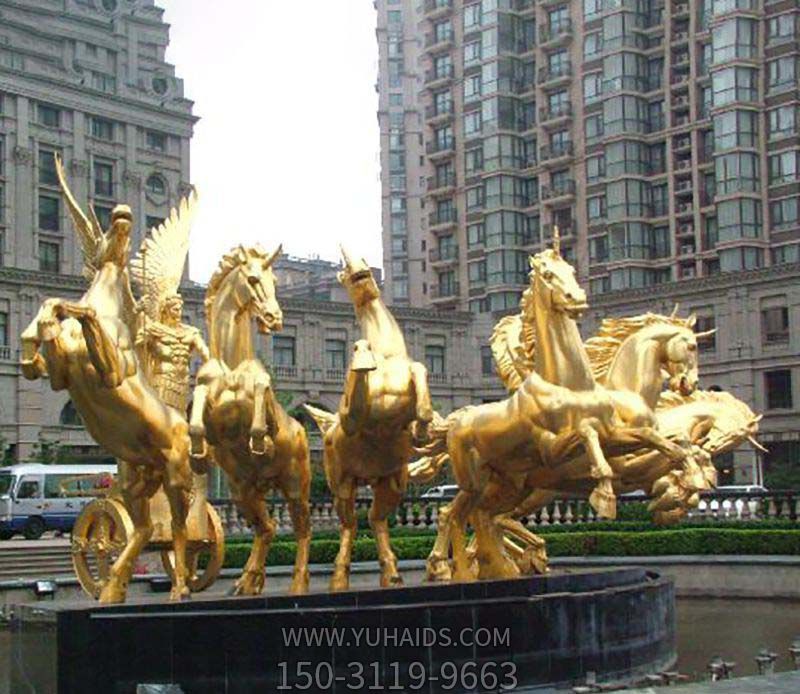 廣場(chǎng)上擺放的形態(tài)各異的百公里創(chuàng )意馬群雕塑