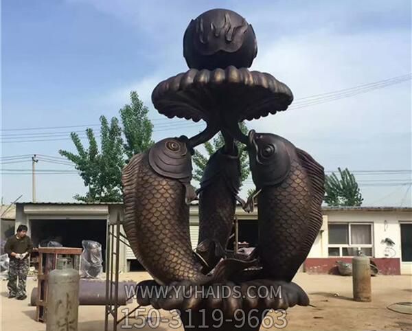 公園廣場(chǎng)擺放的頂球的不銹鋼創(chuàng )意鯉魚(yú)雕塑