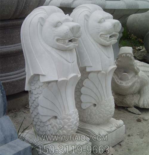 水池邊擺放的青石石雕 創(chuàng )意魚(yú)尾獅雕塑