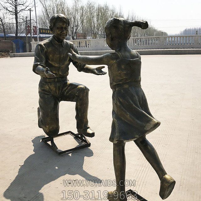 公園玻璃鋼仿銅園林景觀(guān)父女人物雕塑