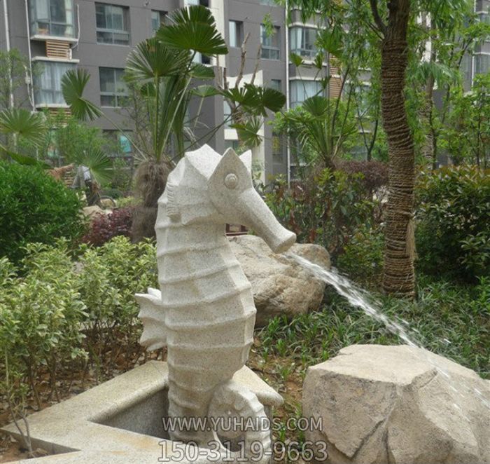 公園里擺放的可以噴水的玻璃鋼創(chuàng )意海馬雕塑
