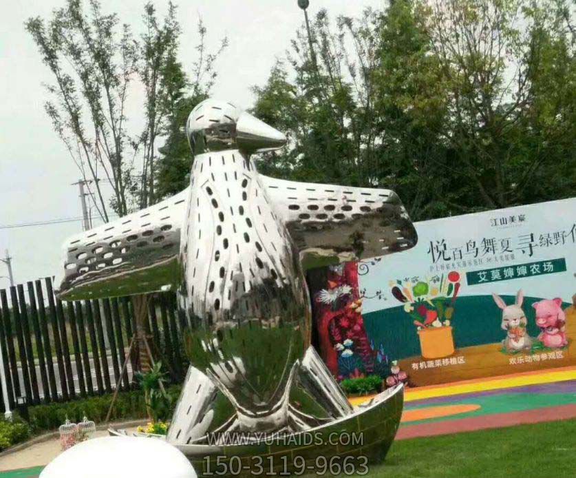 不銹鋼鏡面創(chuàng  )意鏤空企鵝雕塑