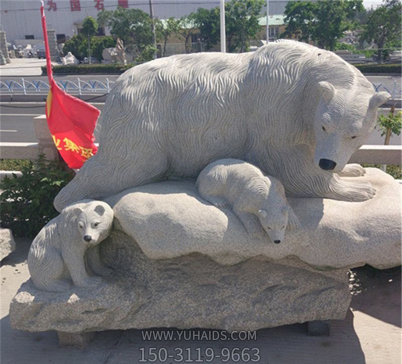 街道邊公園里擺放的一大兩小玻璃鋼創(chuàng )意北極熊雕塑