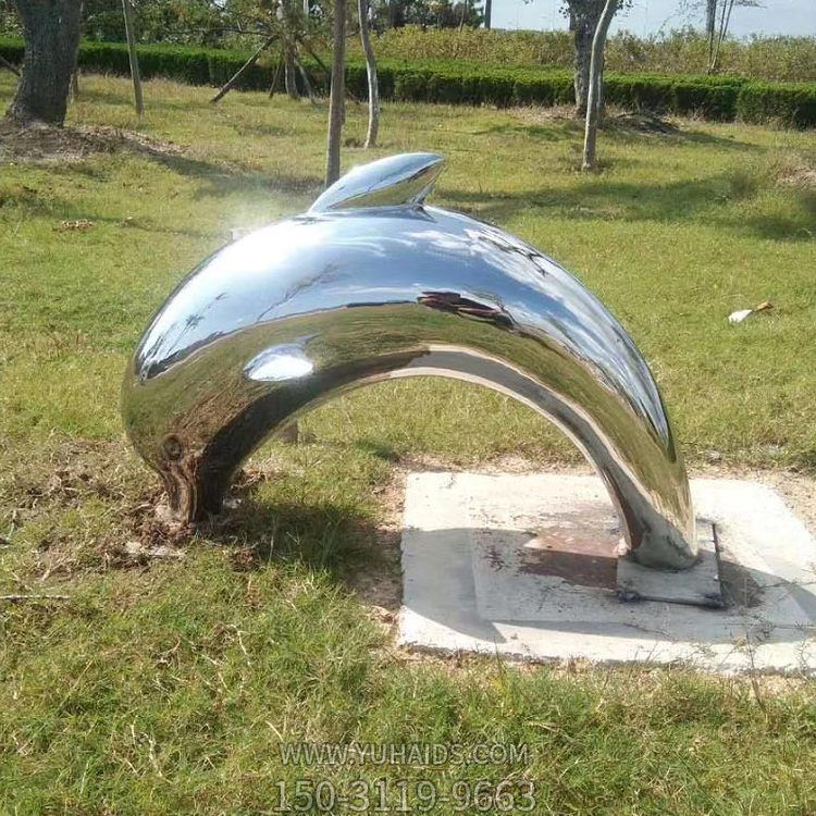 鏡面不銹鋼海豚，園林草坪躍出地面，鉆入地底的海豚雕塑