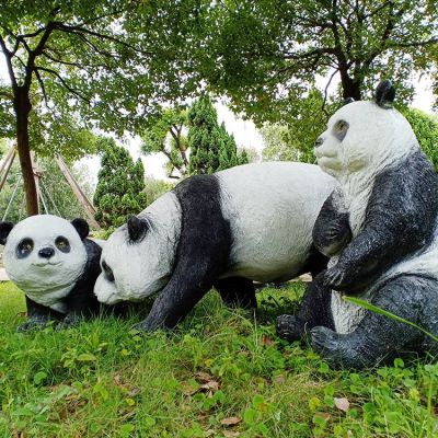 玻璃鋼熊貓雕塑，園林草叢動(dòng)物擺件