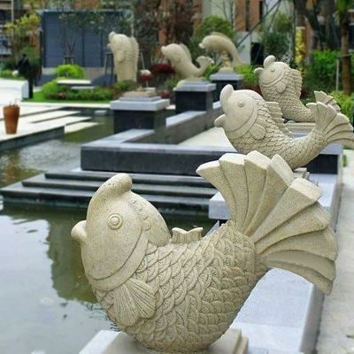 公園里擺放的翹尾巴的漢白玉石雕創(chuàng  )意噴水雕塑