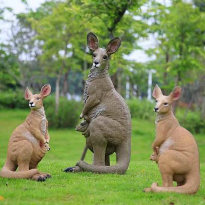 動(dòng)物園草地擺放玻璃鋼仿真袋鼠雕像