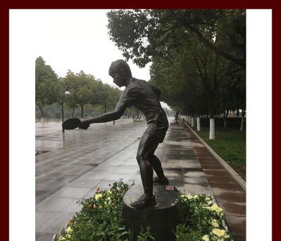 公園街道旁乒乓球運動(dòng)員玻璃鋼仿銅雕塑