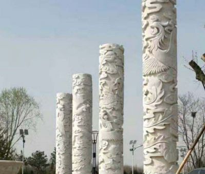 戶(hù)外景區漢白玉圓柱上的浮雕鳳凰雕塑