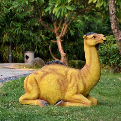 公園里擺放的趴著(zhù)的玻璃鋼彩繪駱駝雕塑