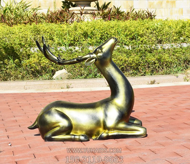 公園街道臥著(zhù)的不銹鋼仿銅里雕塑