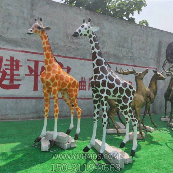 景區戶(hù)外大型玻璃鋼彩繪仿真長(cháng)頸鹿動(dòng)物擺件雕塑