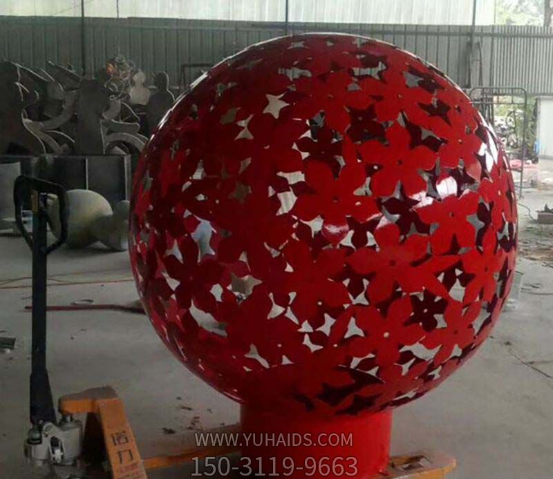 公園創(chuàng )意玻璃鋼紅色樹(shù)葉鏤空球雕塑