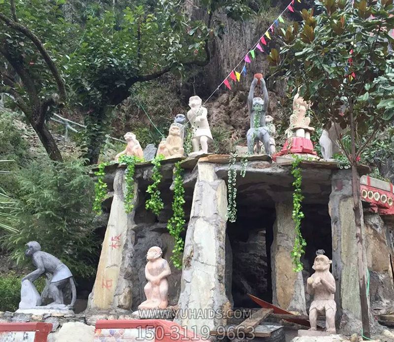 公園景區擺放的形態(tài)各異的雕塑